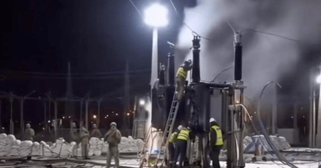 乌克兰全境轮换停电,核威慑阴影下战争升级,俄军首次动用13枚全球禁用导弹突袭!