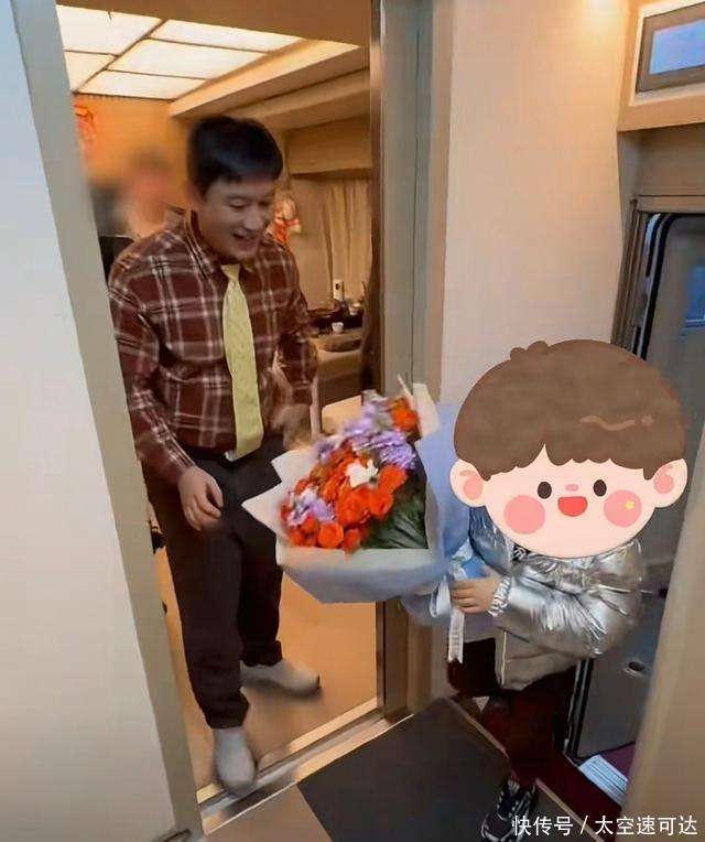 杨颖送8岁小海绵找爸爸，黄晓明亲儿子额头，父子一起练字超有爱