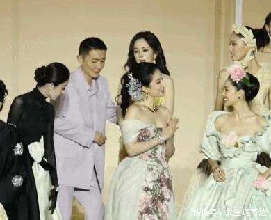 杨幂刘亦菲后台画面曝光，同桌零互动气氛尴尬，深扒两人闹僵原因