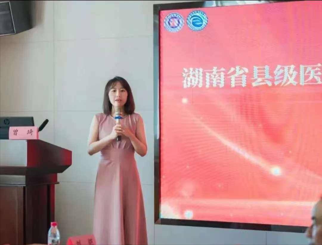 “眼科颜值女王”曾琦罕见美照曝光，颜值气质不输明星，一笑倾城