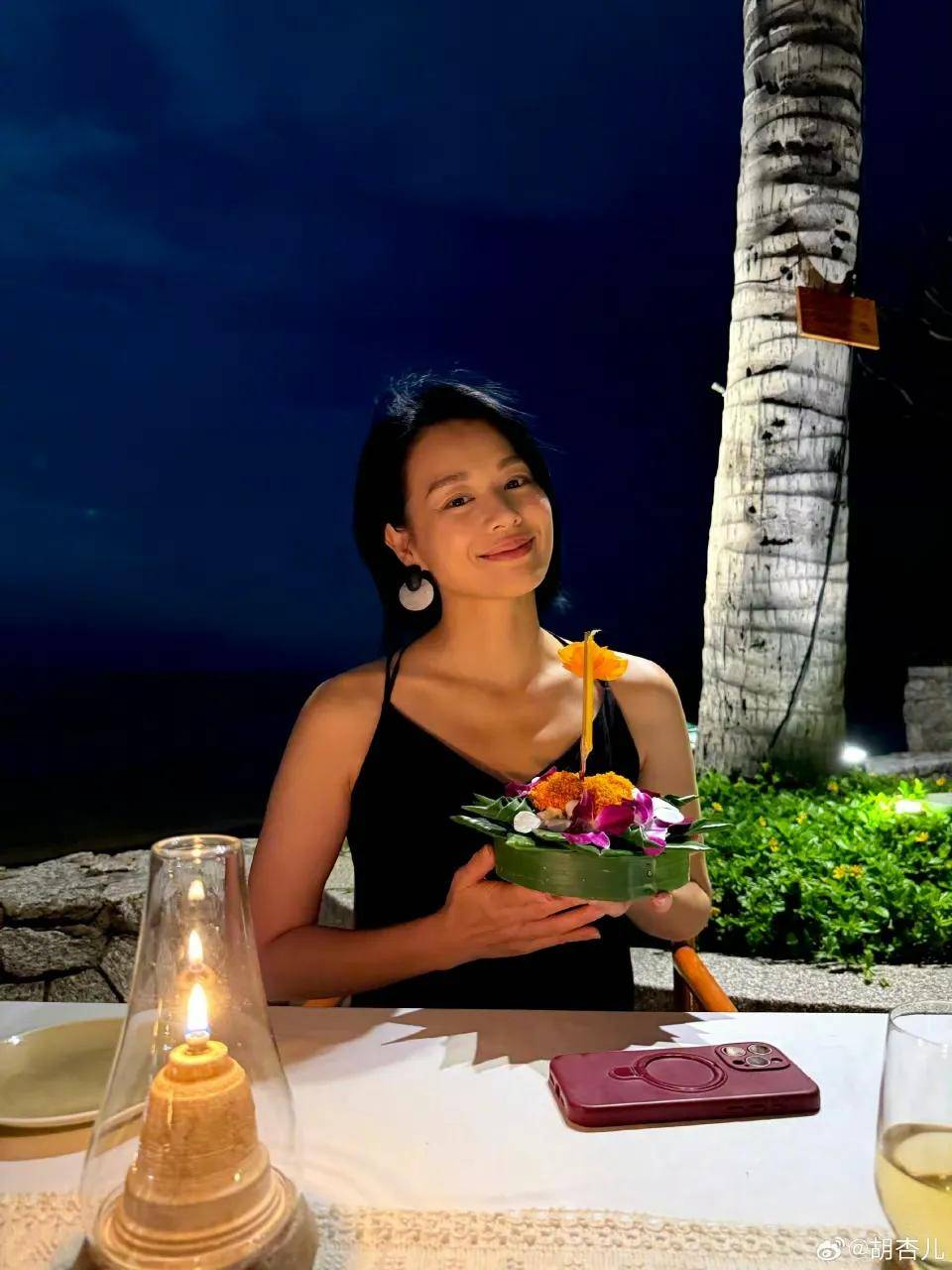 46岁胡杏儿和老公度假庆生，小腹圆润，网友猜测怀“四胎”拼女儿