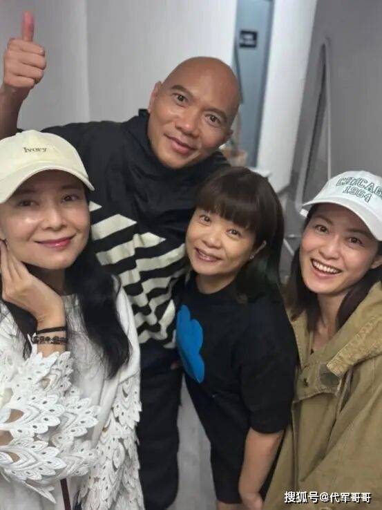 51岁郭羡妮近照曝光,脸颊离奇肿胀变正方形,屡传婚变引发热议