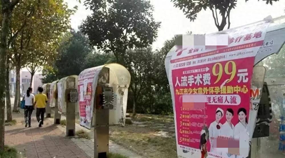 医生用流产器械给子宫模型进行流产,告诉女人:人流有多伤身