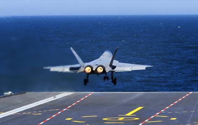 福建舰刚开始上班，美方突然发现不对劲，拍到了一个从未见过的装置