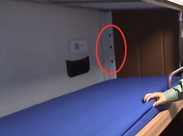 双层软卧变三层硬卧！福建舰宿舍首次公开，咋比辽宁山东舰还挤？