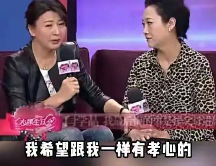 闫学晶带病直播,恶心想吐无法站立,面容憔悴,只能由儿子代劳