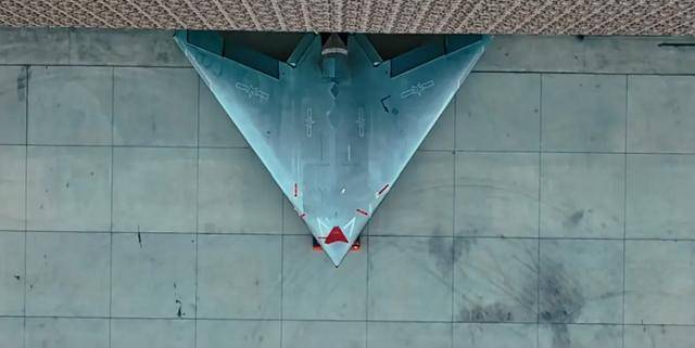 海军喜提福建舰,空军也要放大招?新装备首次亮相,比轰20更震撼