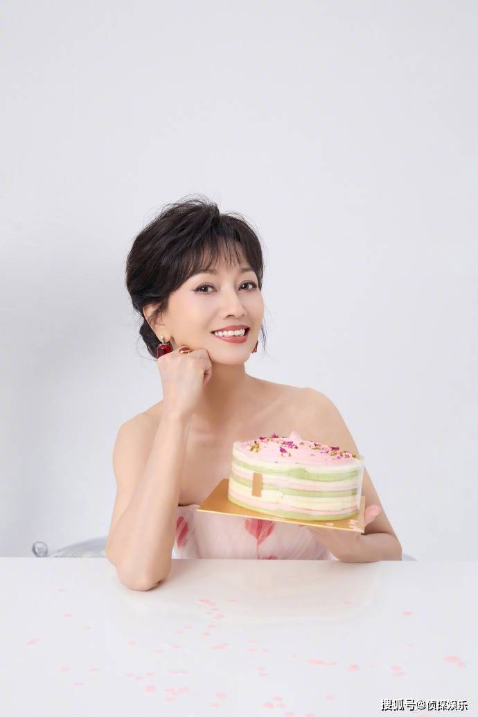 赵雅芝72岁了!生日写真曝光状态超年轻,活泼可爱美了一辈子