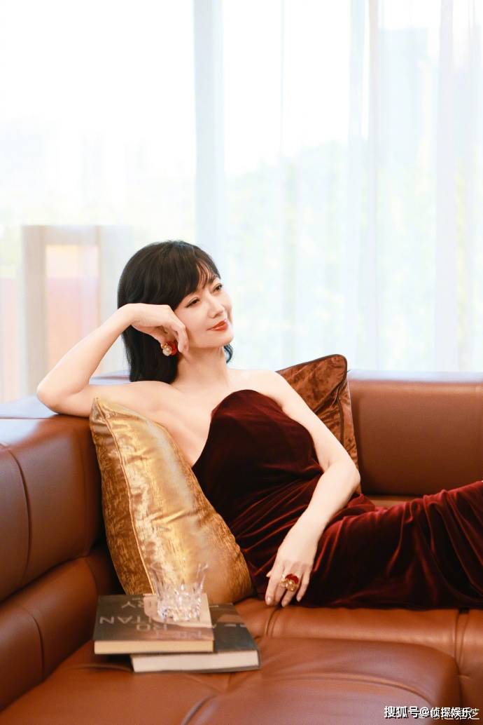 赵雅芝72岁了!生日写真曝光状态超年轻,活泼可爱美了一辈子