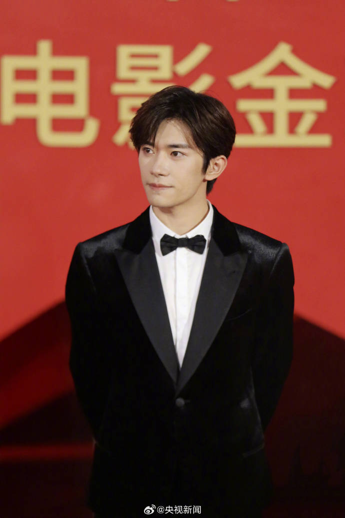 易烊千玺成金鸡奖最年轻影帝:12岁被选中出道,到现在正好12年