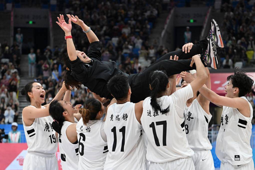 15日综述:地表最难大战樊振东赢王楚钦 女足女篮出金