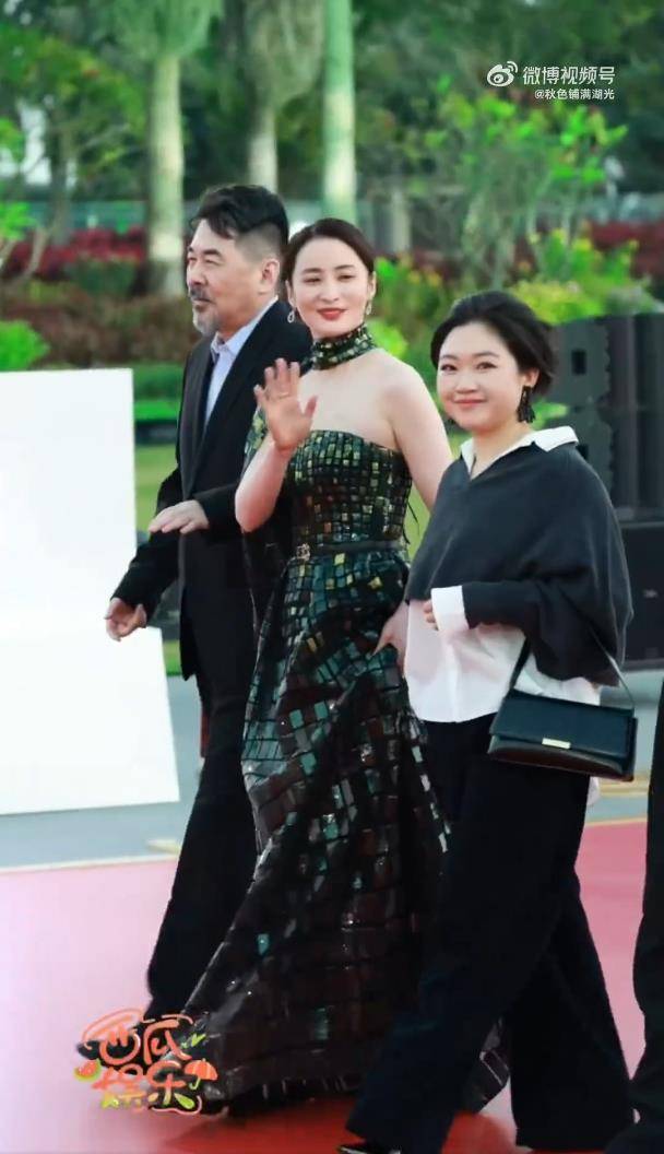 蒋勤勤金鸡奖红毯差点被绊倒,陈建斌牢牢扶住妻子