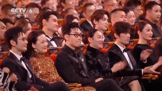 钟楚曦喜提金鸡女配!成功打脸娱乐圈4人,台下众星表情精彩