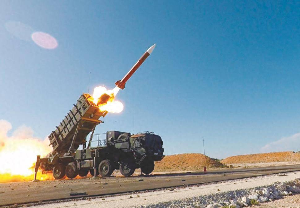 俄军报复不隔夜,发射1000万美元天价锆石高超导弹,炸飞北约“大鱼”!