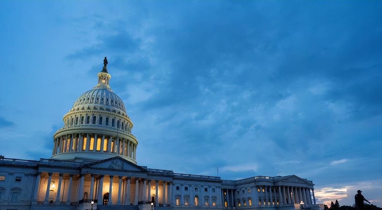 内斗外扩!特朗普遭法院 “永久禁止” 派兵,转头就瞄准克林顿加上威慑委内瑞拉?