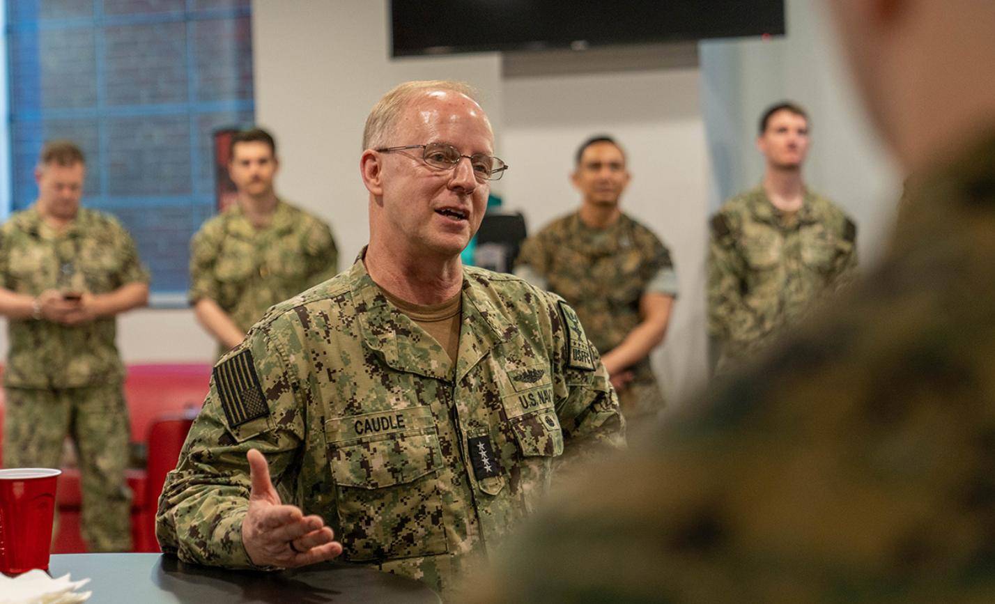 美国海军“一把手”访问日本,放话必须密切追踪四川舰,该舰战力强大!施压日增防卫费