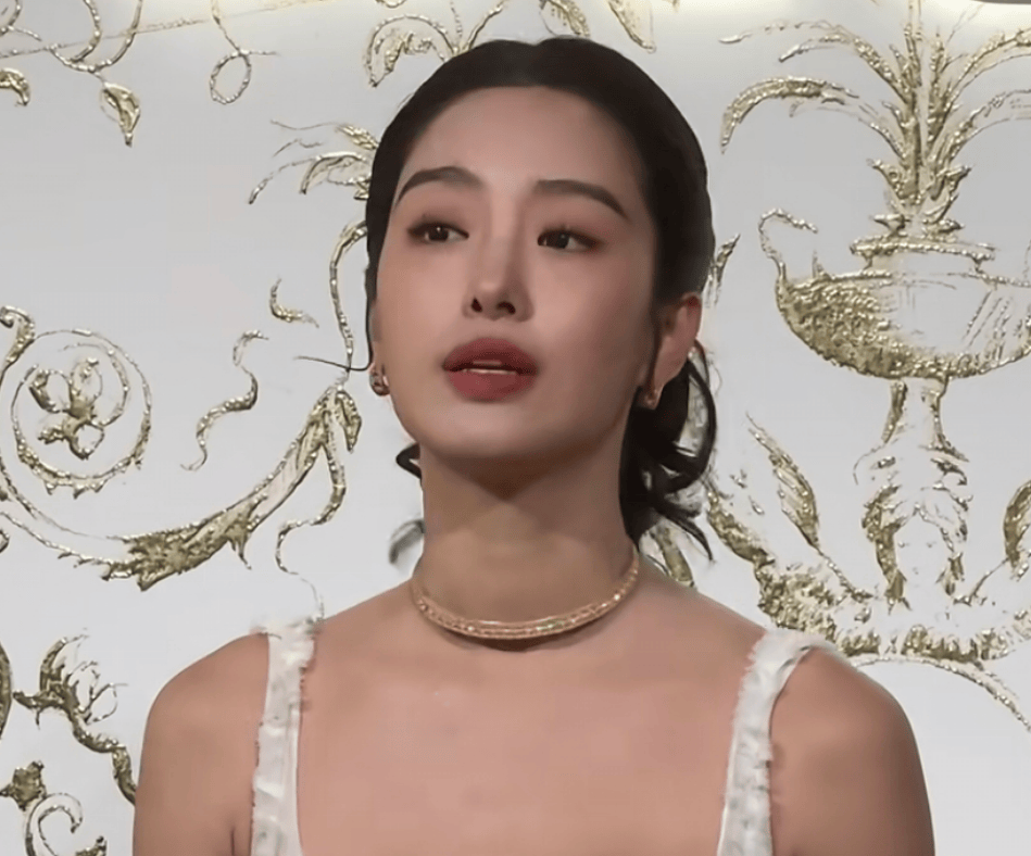 杨采钰被质疑缺钱了，最新活动一脸憔悴，嫁豪门生娃还要频繁站台