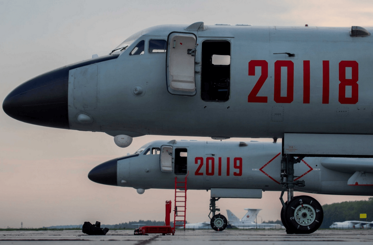 应对域外势力“联合巡航”，轰炸机编队巡航，威慑打击嚣张气焰