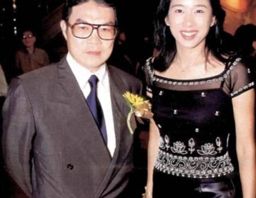 65岁朱玲玲二次净身出户离婚，她的一生让网友赞叹：太厉害了