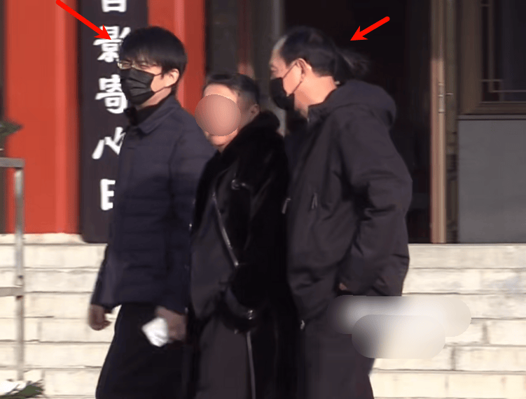 唐嫣现身罗晋父亲葬礼，作为儿媳送公公骨灰上车，罗晋在前捧遗像