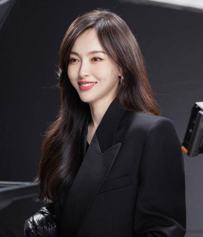 罗晋父亲告别仪式：布置低调，唐嫣和父母现身，20字挽联泪目！