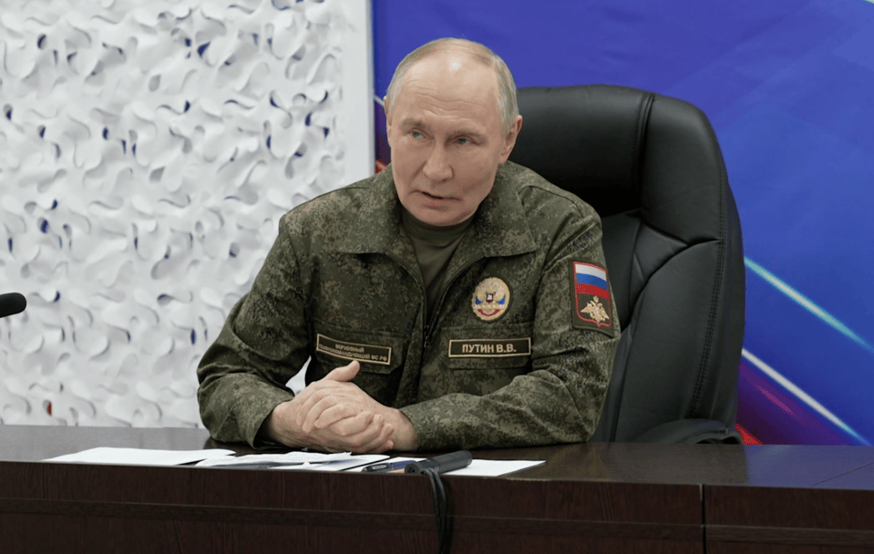 普京换上军装视察前线，下令“无条件实现目标”