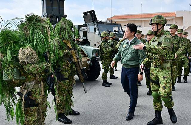 距台110公里，日本摆好导弹！中方动手无需授权，12条航线全面封杀