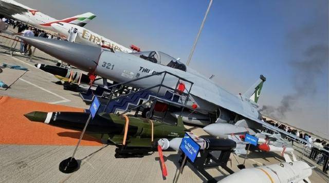 万万没想到:光辉战机惨烈坠机后,印度人一口气“骂了”3个国家!