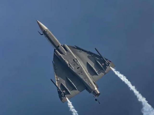 光辉战机迪拜一摔,吓跑4个国家,印度人急了:中巴战机更危险?