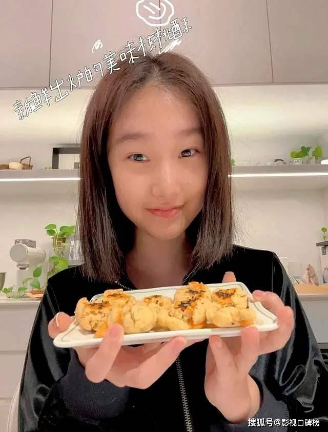 马伊琍的大女儿晒外婆织的围巾，素颜出镜的她很清秀，五官似文章