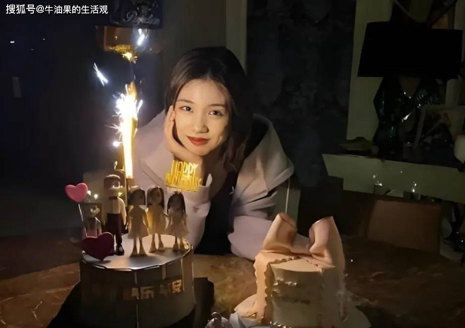 20岁汪峰女儿小苹果官宣恋情，汪峰章子怡葛荟婕都沉默了