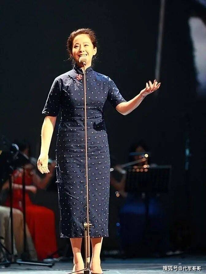 她嫁大13岁名导被捧红,丈夫不幸病逝,如今56岁单身无儿无女