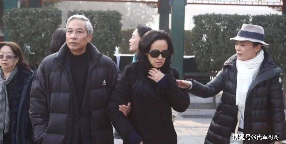 她嫁大13岁名导被捧红,丈夫不幸病逝,如今56岁单身无儿无女