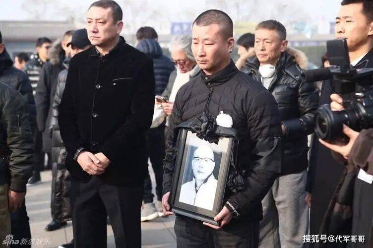 她嫁大13岁名导被捧红,丈夫不幸病逝,如今56岁单身无儿无女