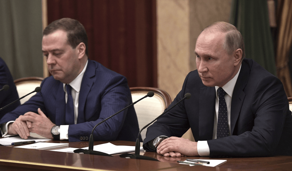 王毅访俄有要事相商，中俄接下来有大动作？日本人火速让高市撤回言论