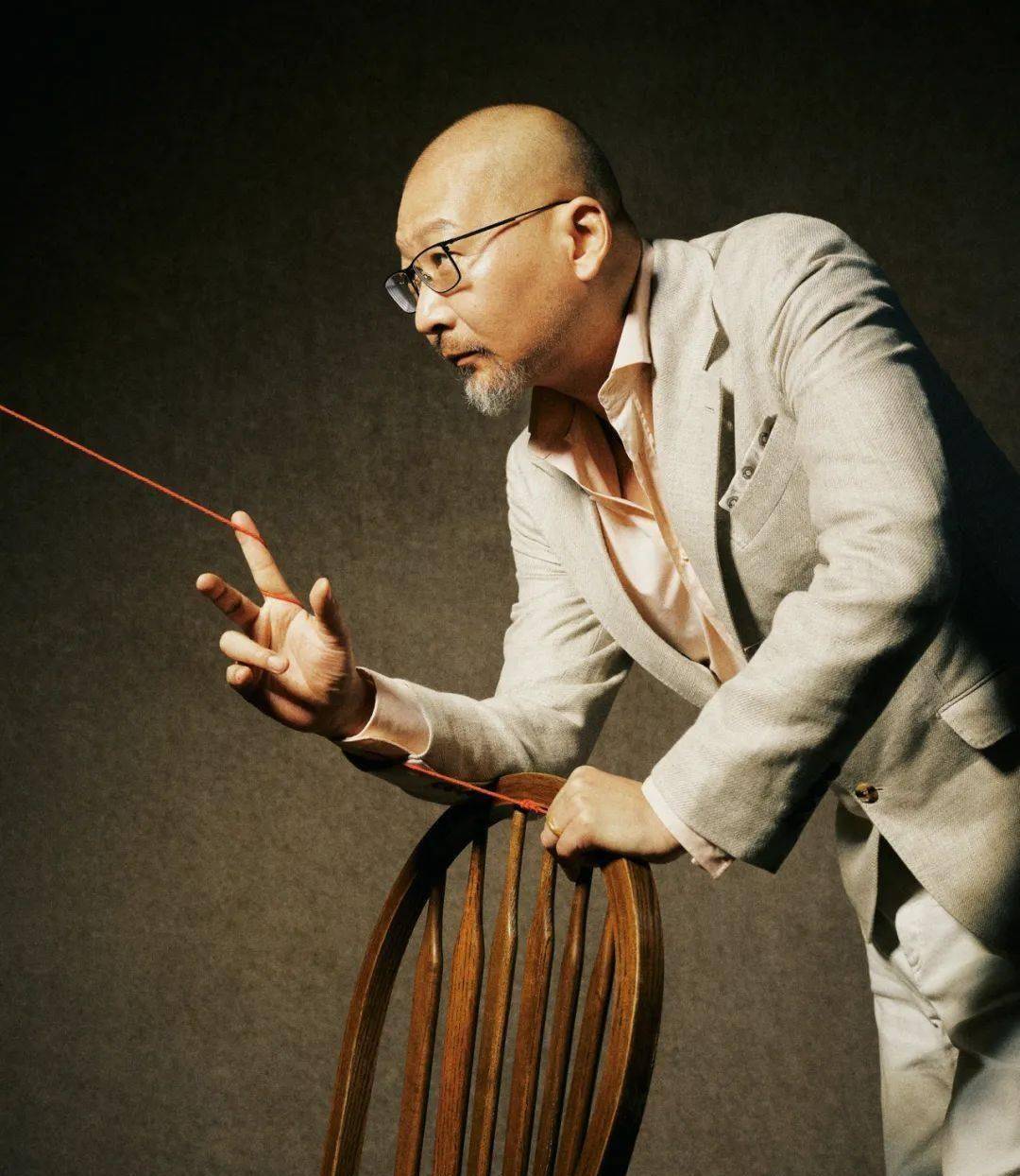 58岁的管虎获得金字塔荣誉奖