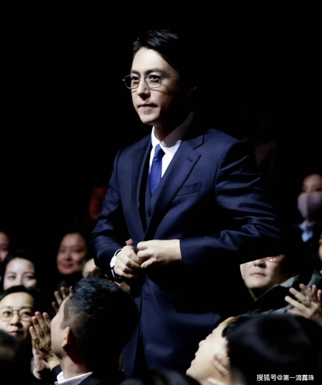 中戏75周年校庆：佟丽娅表白母校，靳东妥妥C位，易烊千玺补办毕业典礼