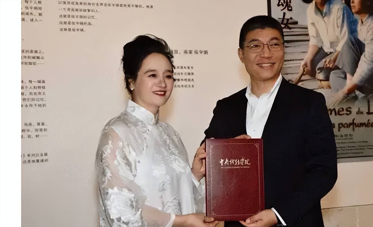 母校75周年校庆:靳东倪大红现身,佟丽娅和易烊千玺接地气!