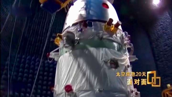 原创 舷窗玻璃被贯穿,撞痕为三角形,撞击物大小如小米粒!神舟二十号飞船撞击情况首次披露