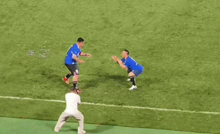 考古 | 赵本山妻子罕见公开现身，气质优雅五官美艳，俩人爱情太感人！