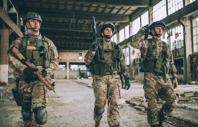 乌军快打光了,外籍雇佣军也开始恐慌,乌军女子突击队进入战场