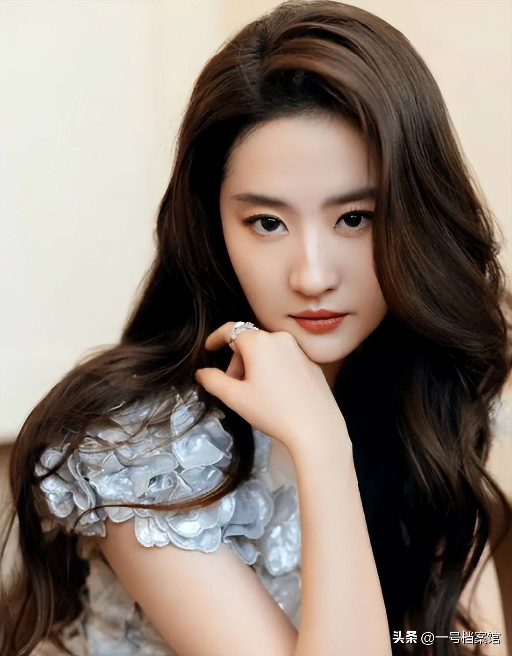 一场香港大火,让大家看清了38岁刘亦菲的“真面目” 赵立坚说对了