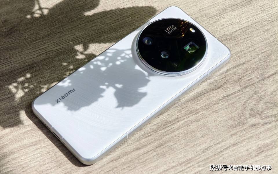 原创             小米17 Ultra再次被揭秘：透明玻纤+卫星数据自动切换，影像也拉满了！