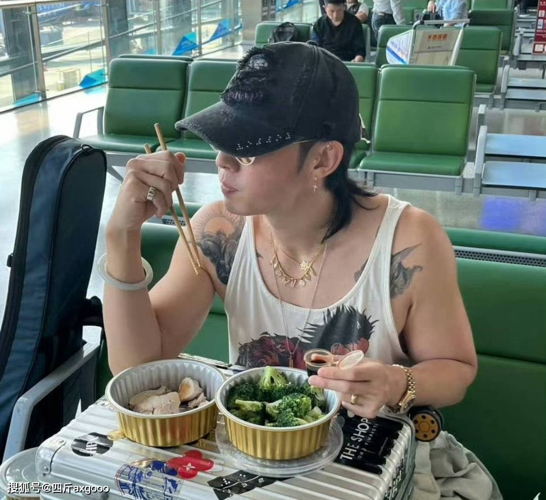 老人味？吴建豪减重后大变样，双颊凹陷瘦脱相，本人解释角度问题