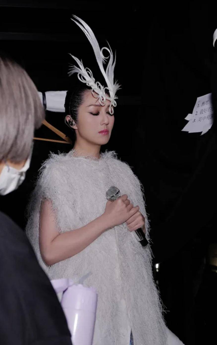 关之琳看演出为火灾默哀，低头坐着表情凝重，上山诗钠在旁看手机