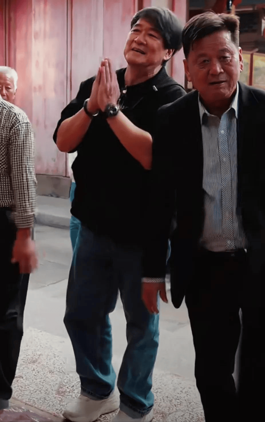 周华健带国外老婆回潮汕！一家3口同框祭祖，65岁妻子满头银发，与当地老乡互动好欢乐！