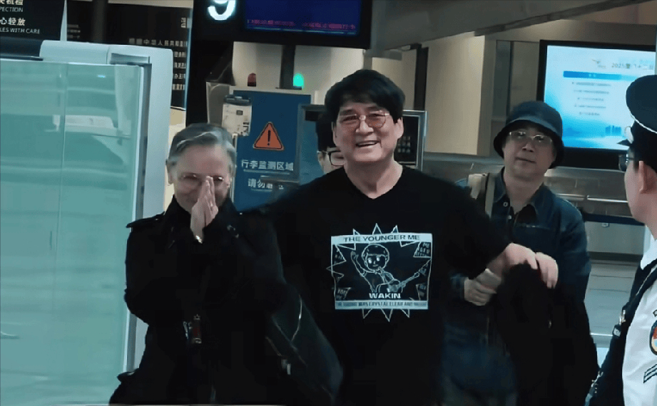 周华健带国外老婆回潮汕！一家3口同框祭祖，65岁妻子满头银发，与当地老乡互动好欢乐！