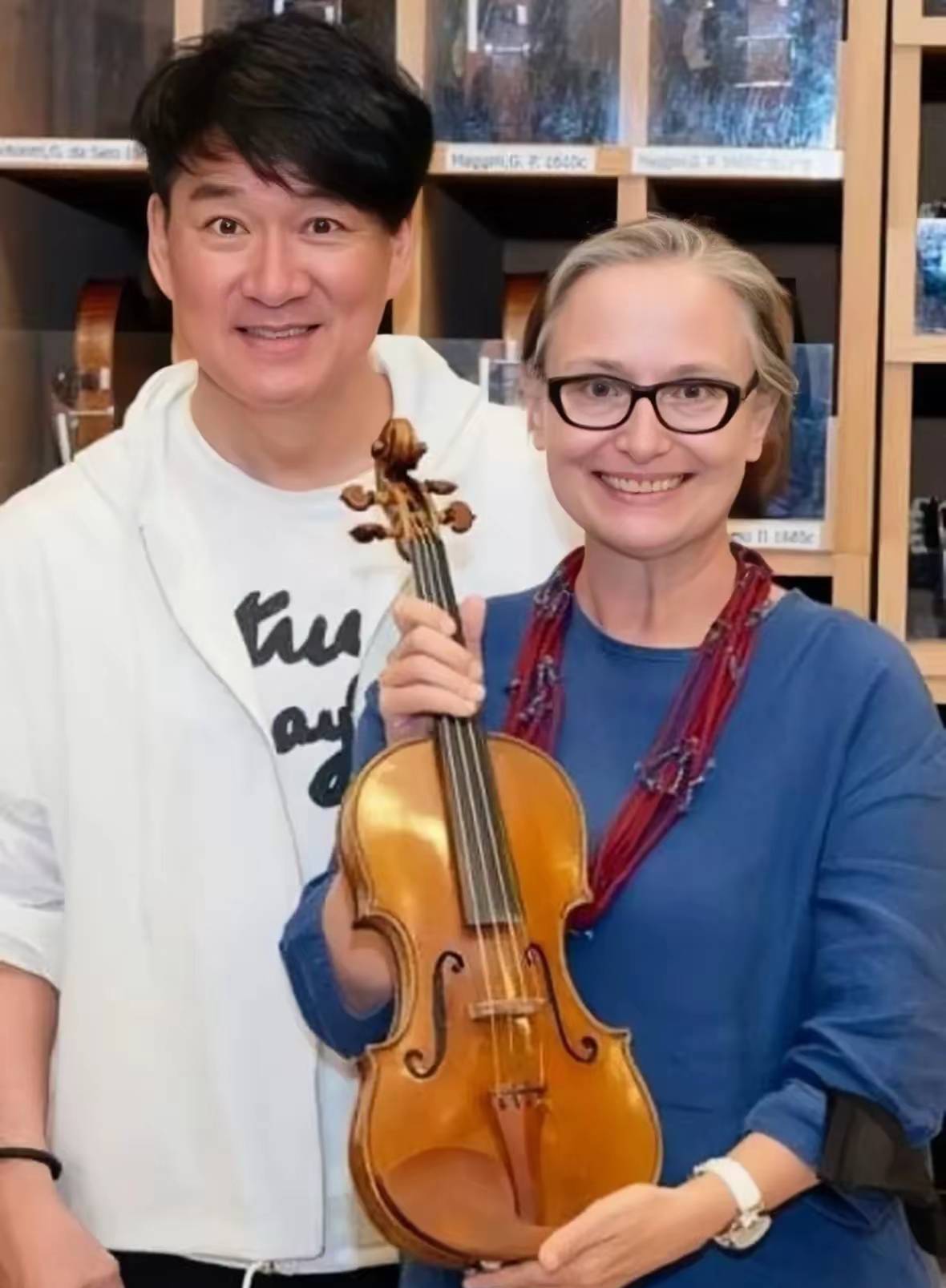 周华健带国外老婆回潮汕！一家3口同框祭祖，65岁妻子满头银发，与当地老乡互动好欢乐！