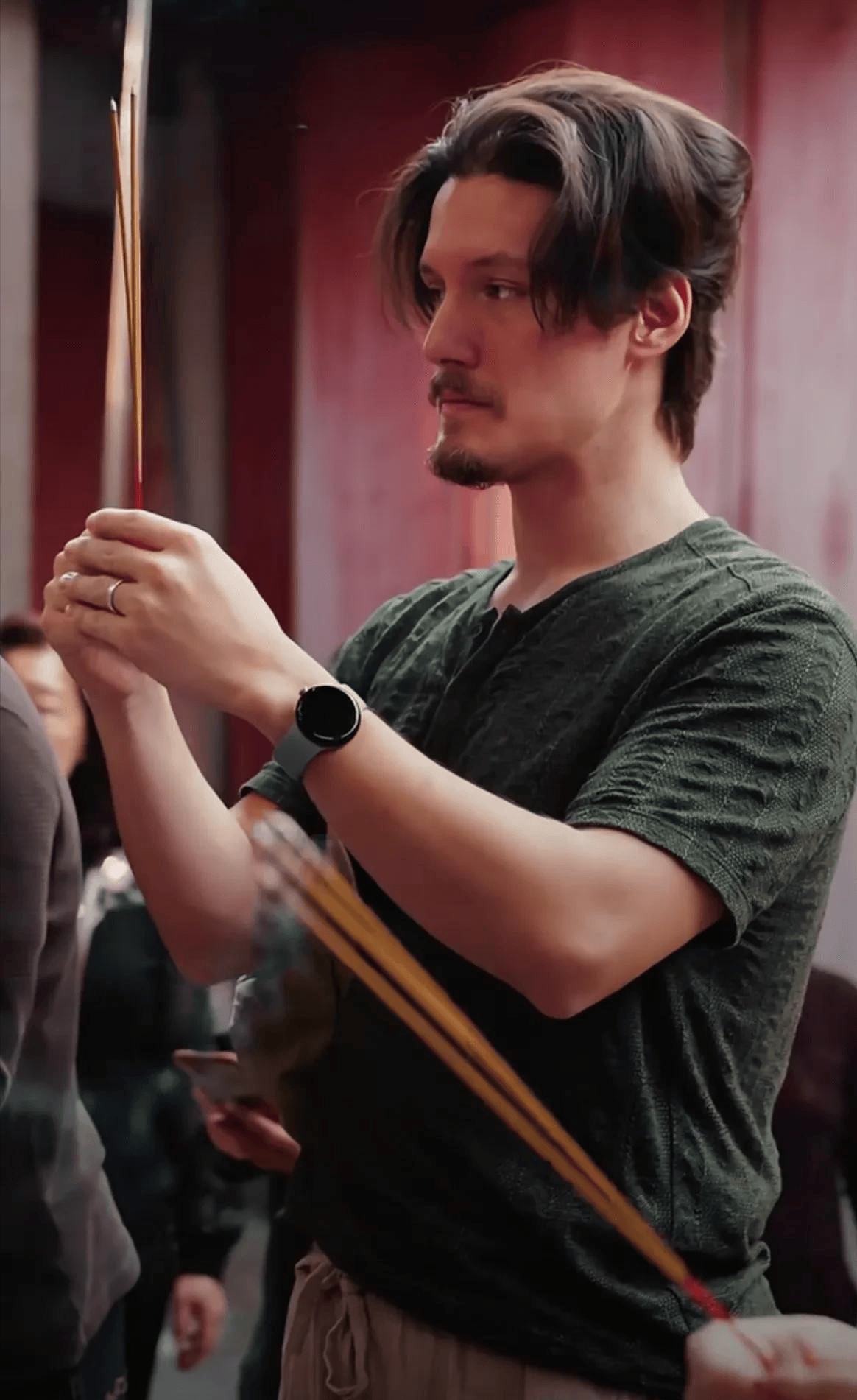 周华健带国外老婆回潮汕！一家3口同框祭祖，65岁妻子满头银发，与当地老乡互动好欢乐！