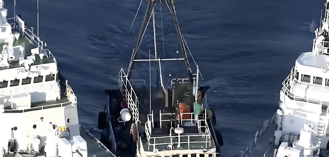 日本渔船强闯刚露头就被逮个正着中方海警包夹驱离日方立场卒然软化连夜求睹中邦大使高市早苗政府陷入内应酬困